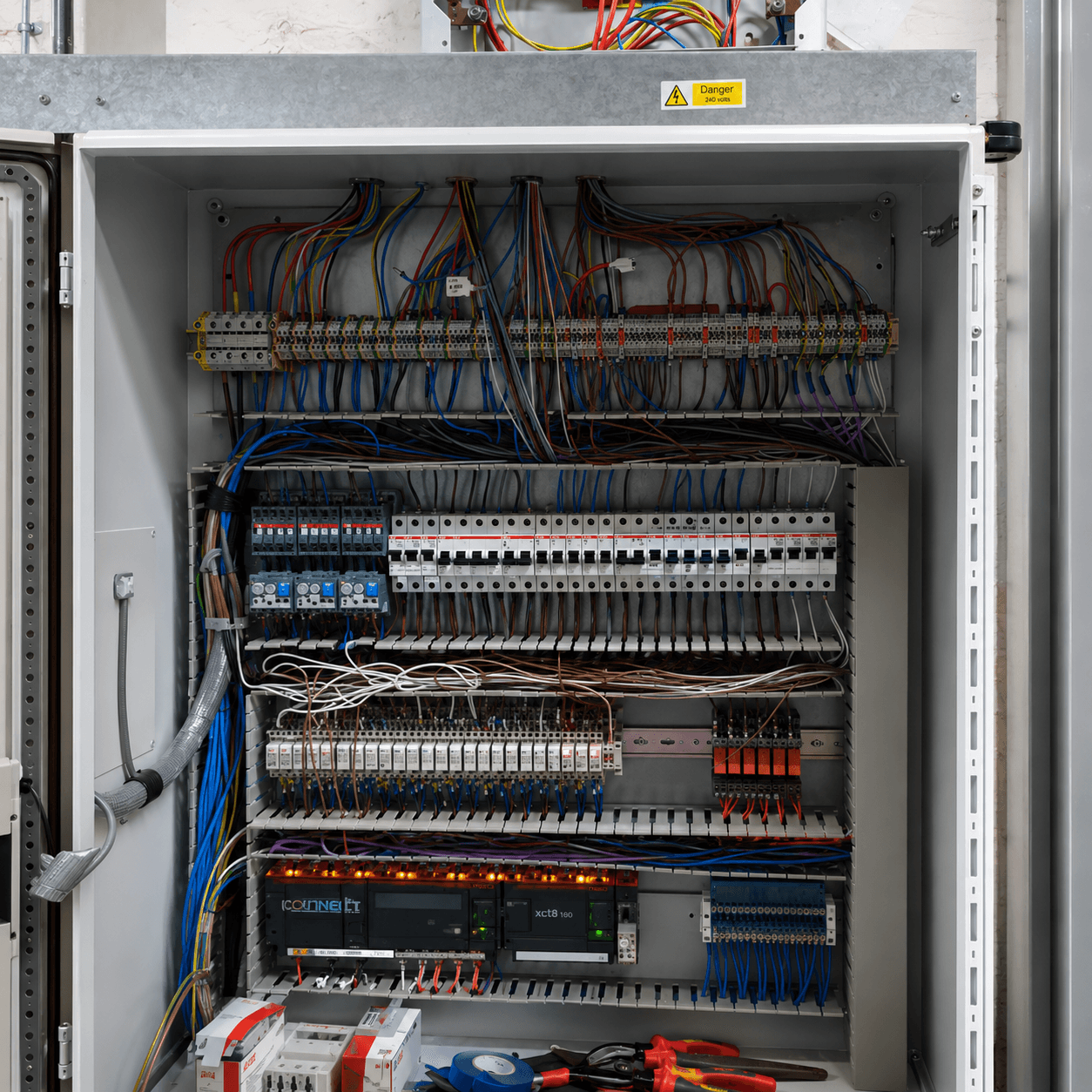 Execuție și cablare profesională a tablourilor electrice și sistemelor de automatizare.